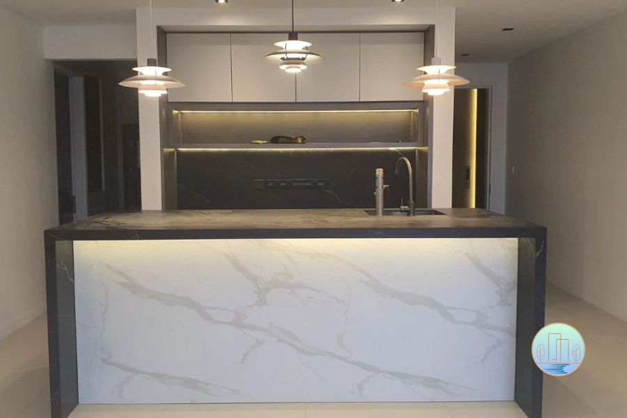 setia-sky-residence-interio-design-and-build-for-dry-kitchen-with-big-island-kitchne-with-black-matte-marble-constrast-with-white-marble-for-aesthetic-look-and-nordic-pendant-light